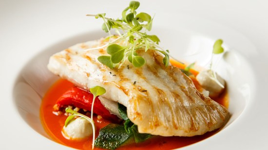 Rodaballo con cocochas, pimientos y pilpil de lima limón