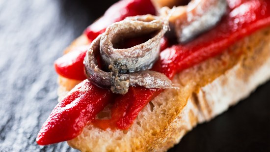 Bocadillo de boquerones, anchoas y berros