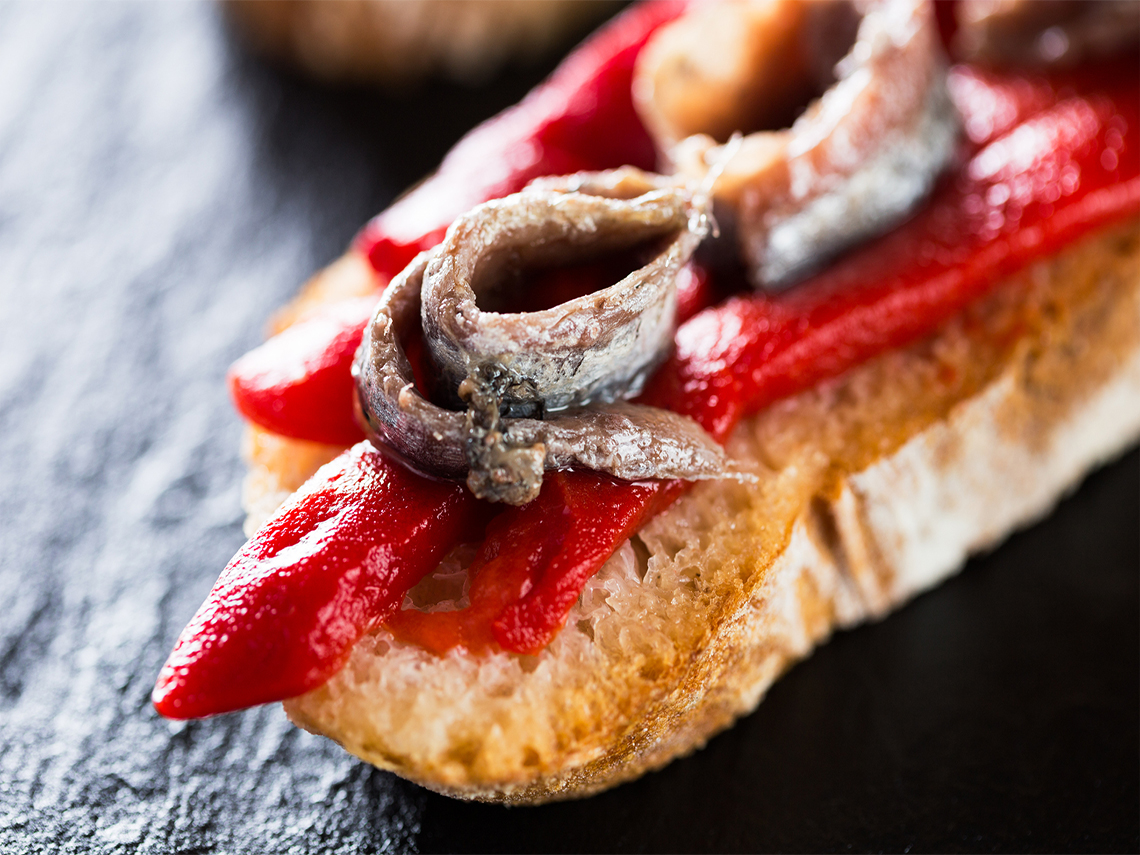 Bocadillo de boquerones, anchoas y berros
