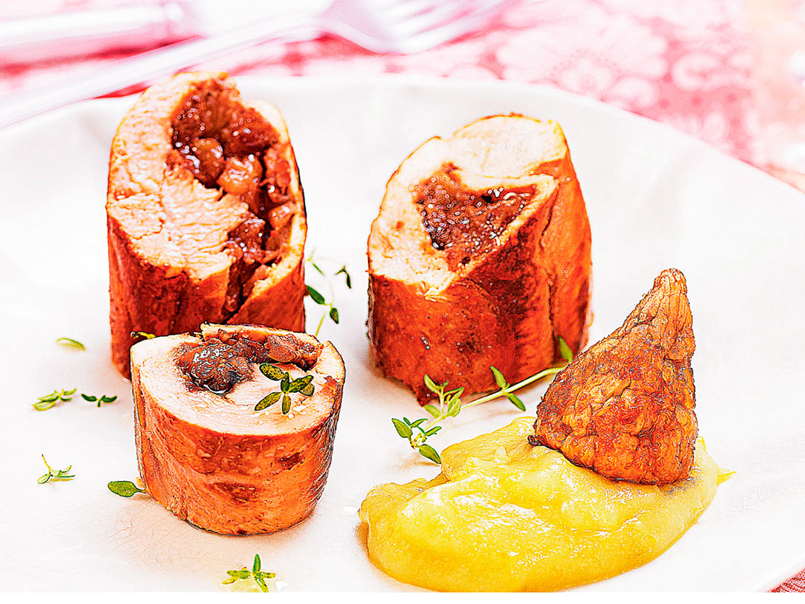 Rollos de pollo rellenos de puré de higo con puré de berenjena