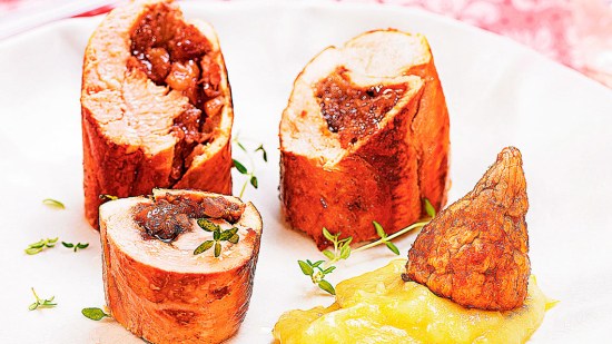 Rollos de pollo rellenos de puré de higo con puré de berenjena