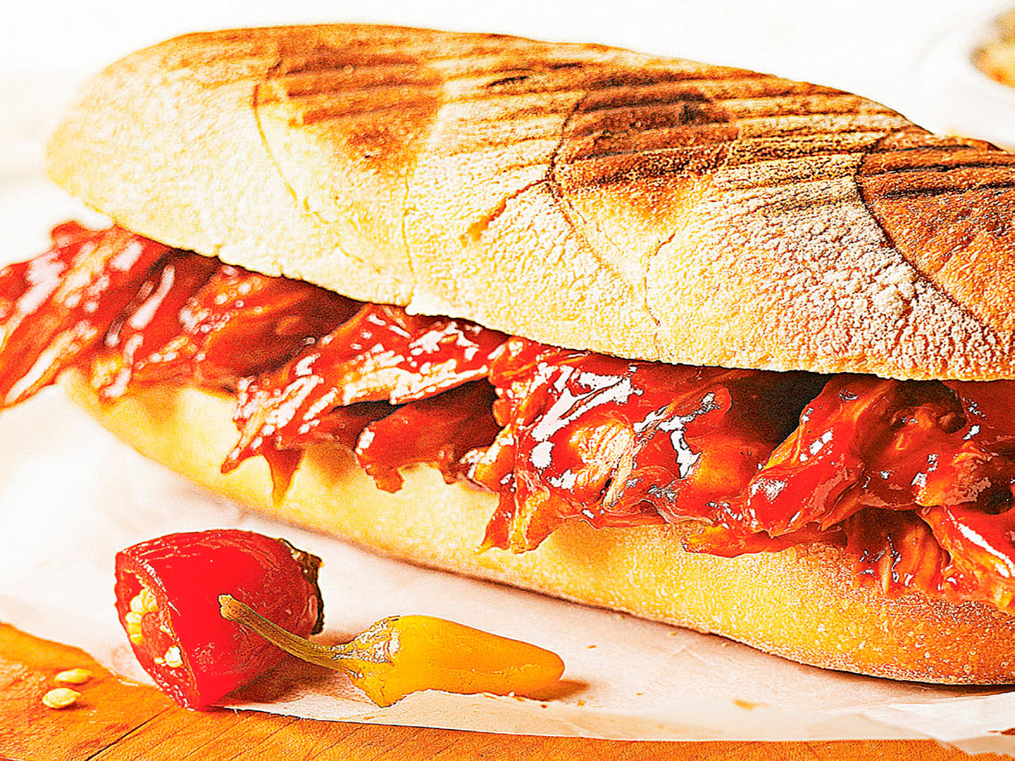 Bocadillo de pluma ibérica, salsa tonkatsu y salteado de pak choy