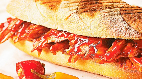 Bocadillo de pluma ibérica, salsa tonkatsu y salteado de pak choy