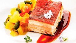 Cochinillo crujiente con fruta y aceitunas