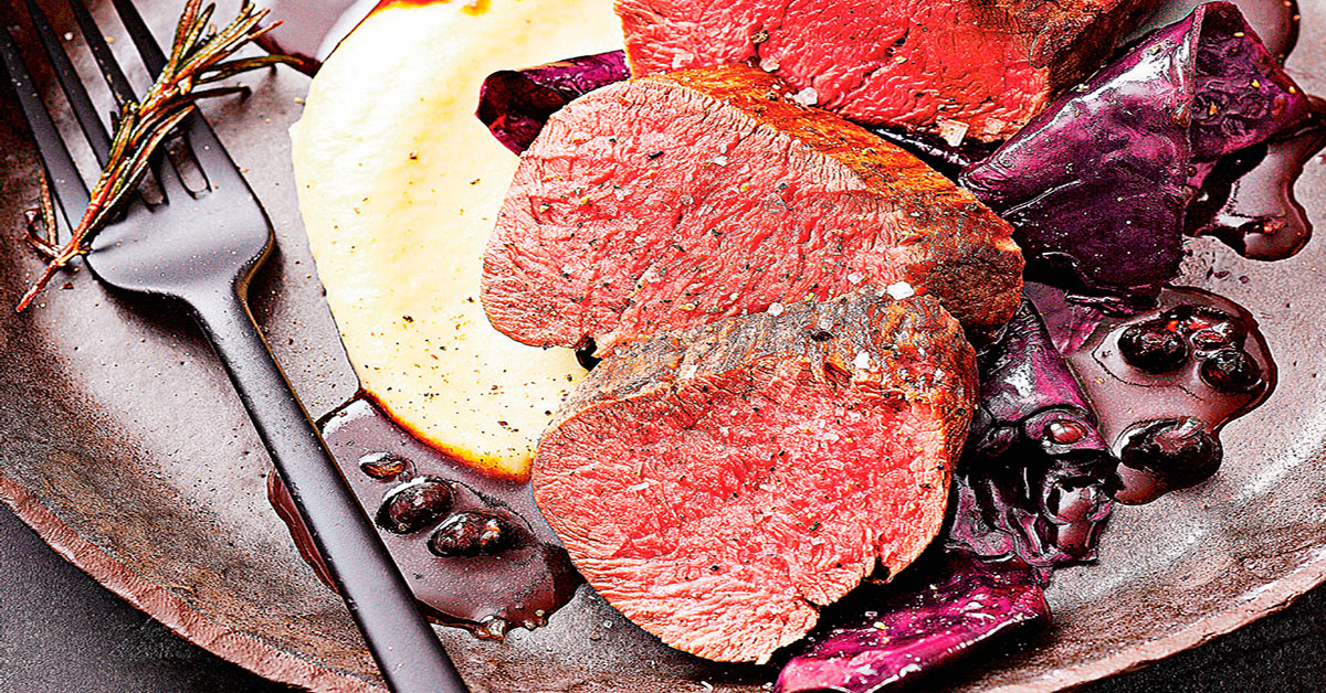 Lomo de corzo con col roja y bayas de enebro