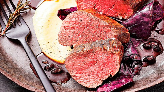 Lomo de corzo con col roja y bayas de enebro