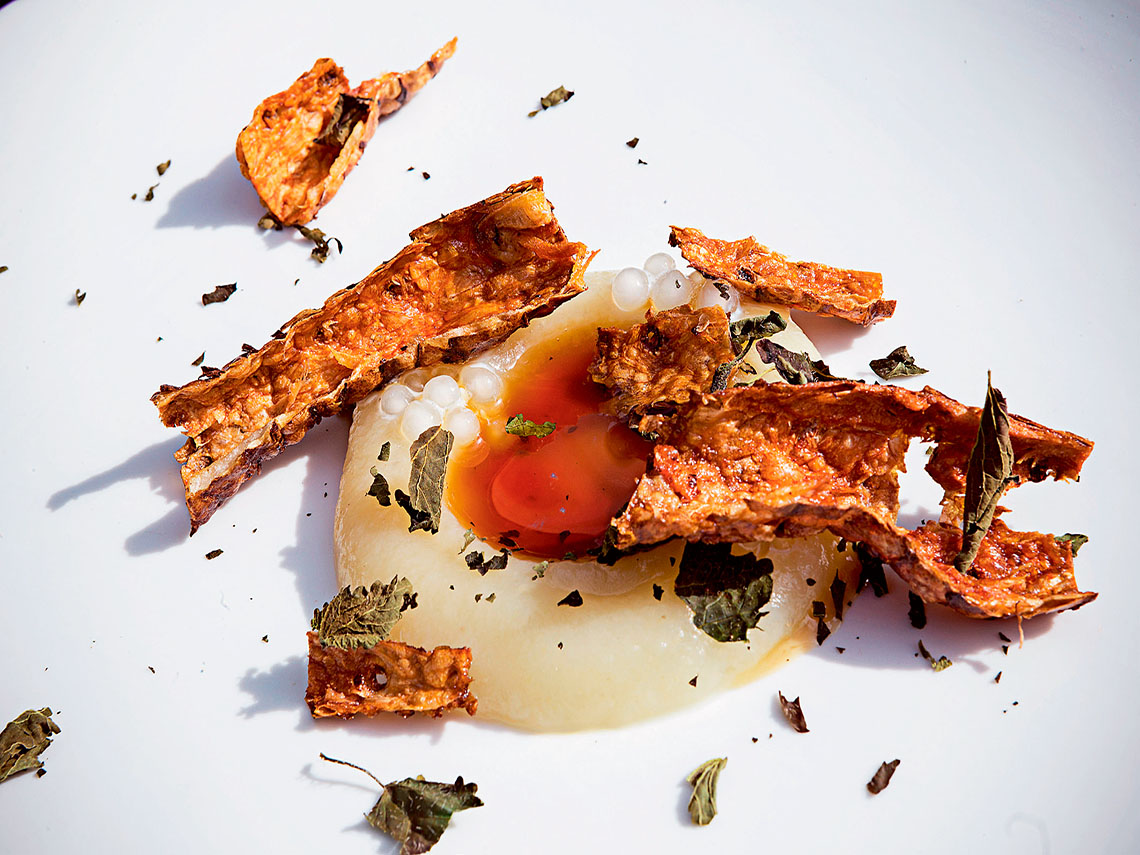 Consomé de paloma, tubérculos y menta tostada