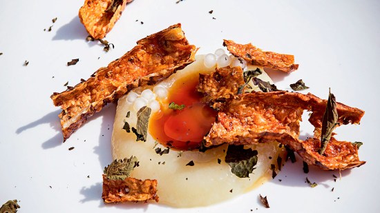 Consomé de paloma, tubérculos y menta tostada