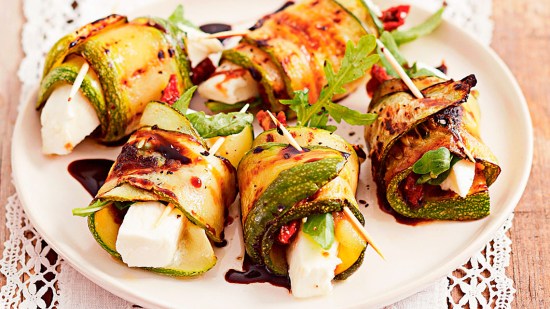 Rollitos de calabacín con queso feta y tomate seco