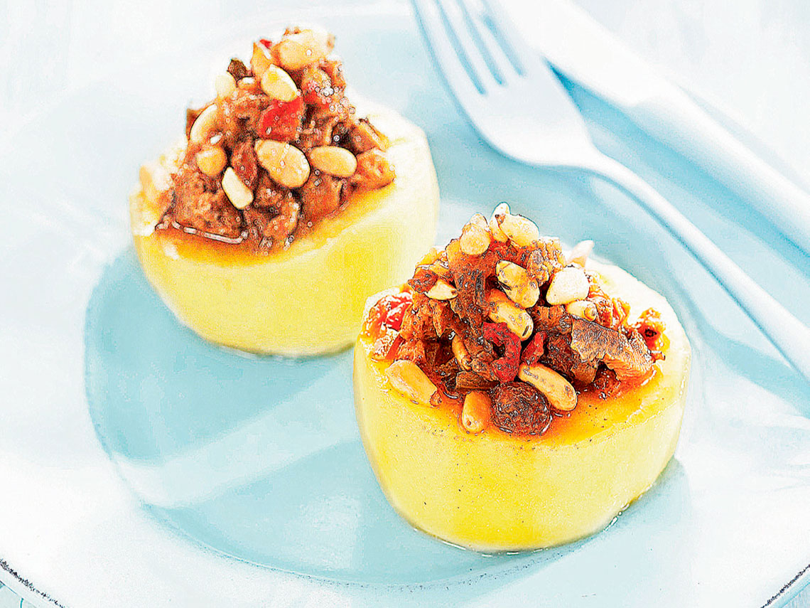 Manzanas rellenas de seitán, setas y frutos secos