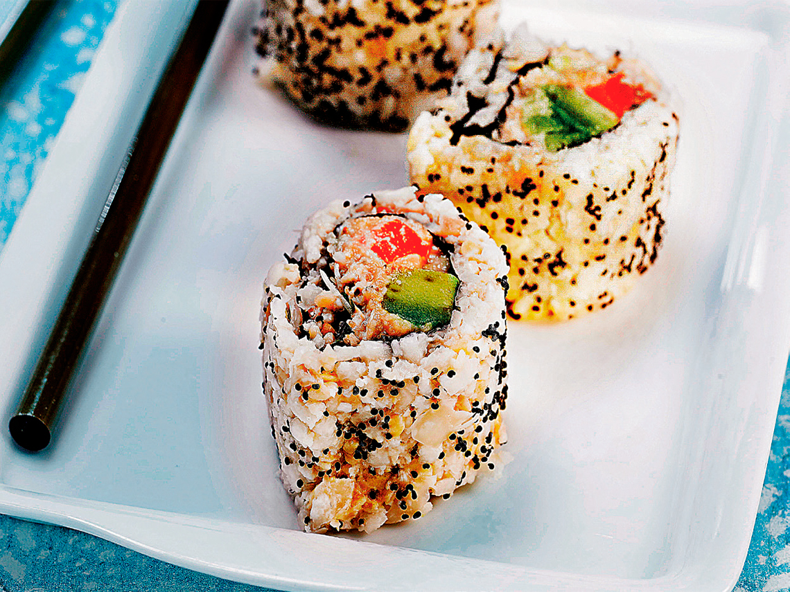 Uramaki de aguacate y cangrejo con mahonesa japonesa