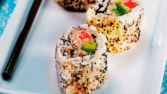 Uramaki de aguacate y cangrejo con mahonesa japonesa