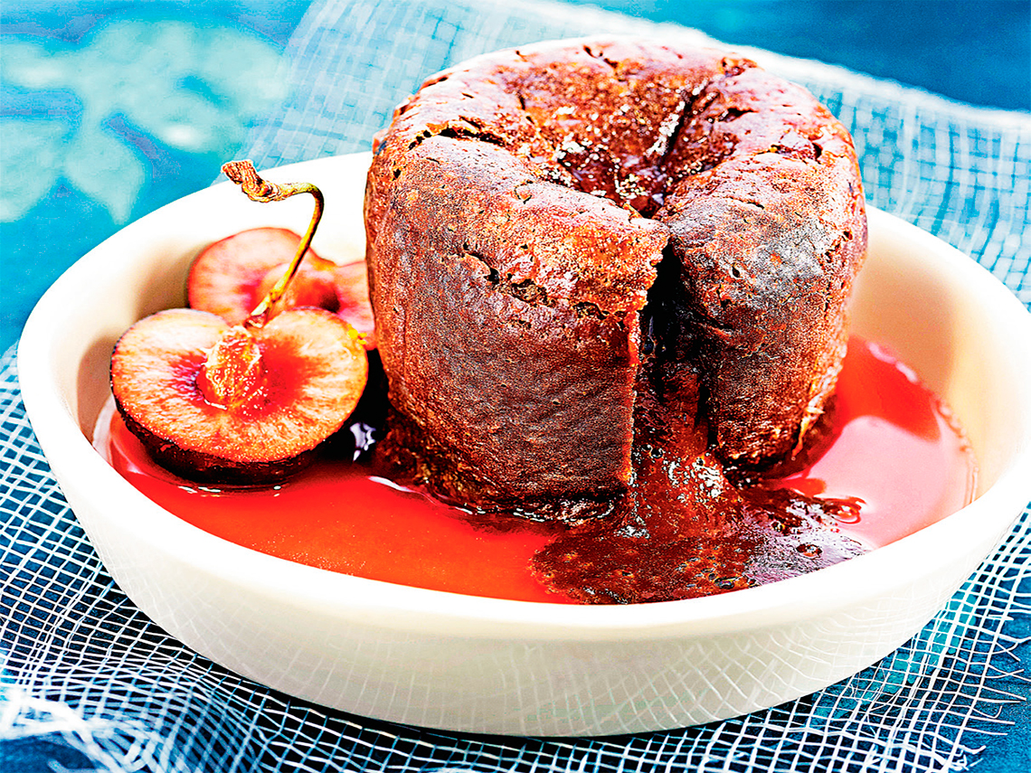'Coulant' de chocolate con almíbar de cerezas