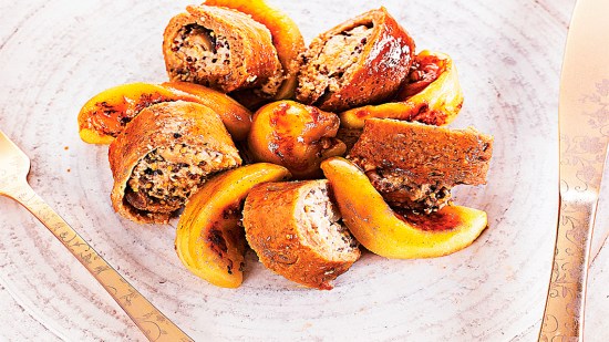 Rollos de seitán rellenos de setas y almendras