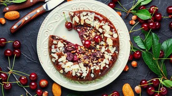 Bocado de chocolate con aceite de oliva y flores escarchadas