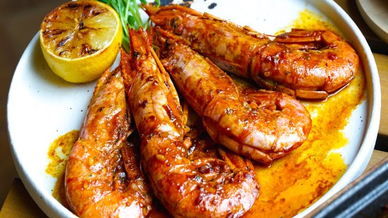 Carabineros con caldo de té y jengibre