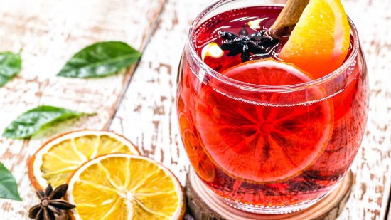 Sangría de cava con frutos rojos