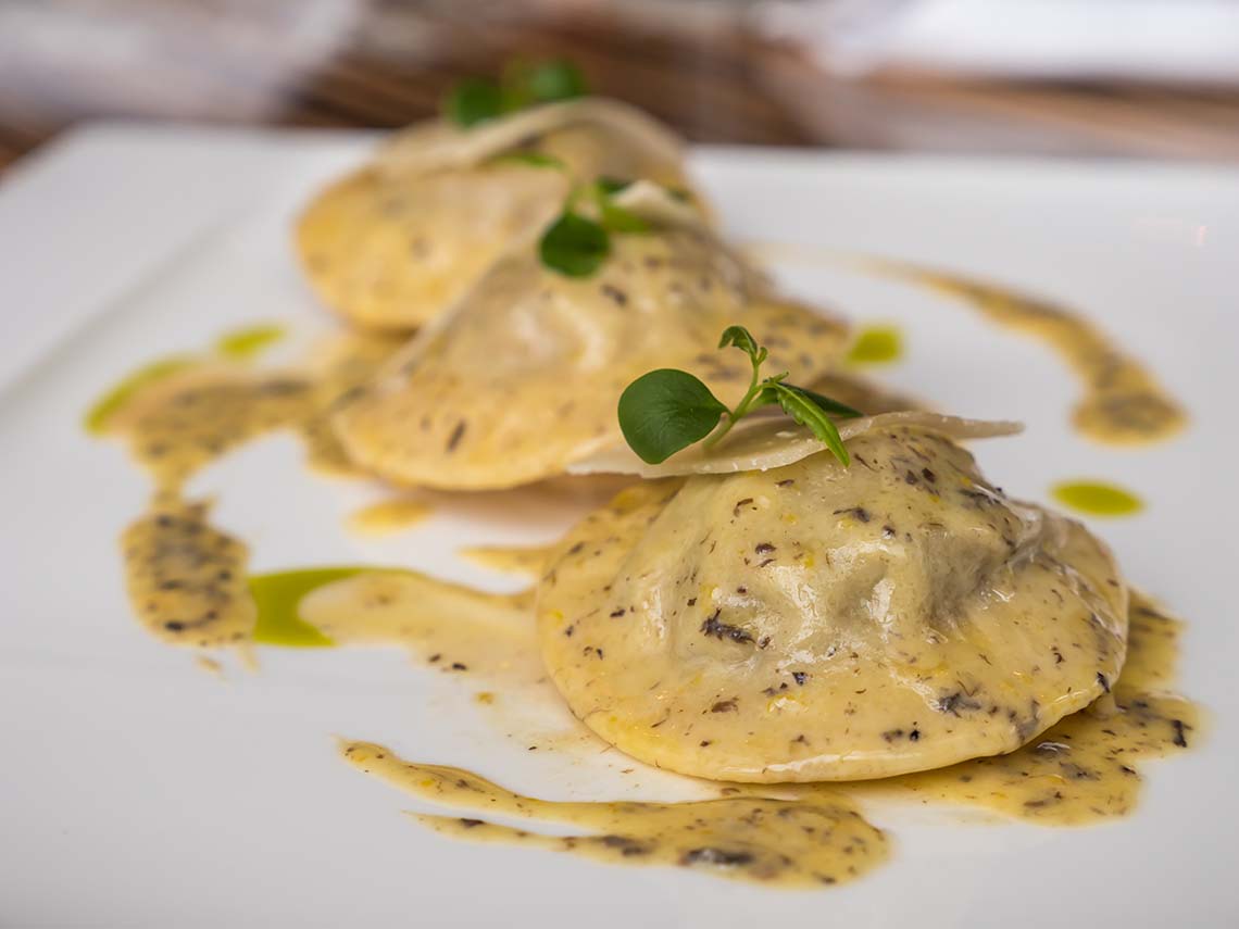 Raviolis de negrillas con aceite de almendras