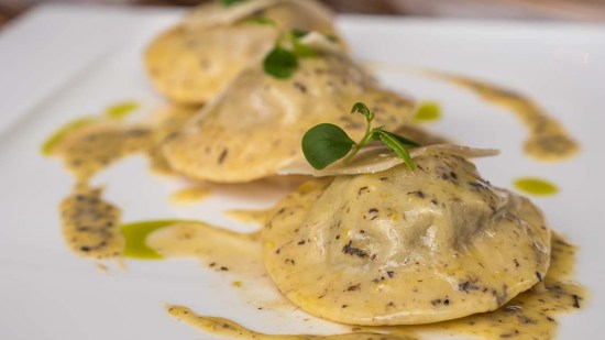 Raviolis de negrillas con aceite de almendras