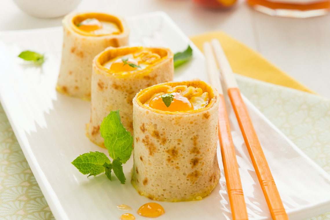 Crepes rellenos de plátano con mermelada de melocotón