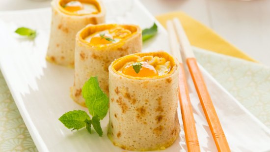 Crepes rellenos de plátano con mermelada de melocotón