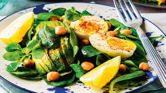 Receta de ensalada de aguacate y garbanzos. ¡Deliciosa!