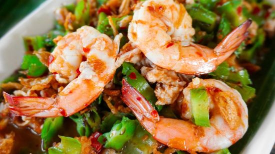 Ensalada templada de langostinos y escarola