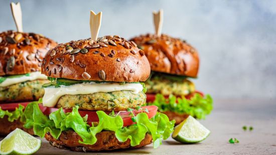 Hamburguesa rellena de verduritas y ensalada