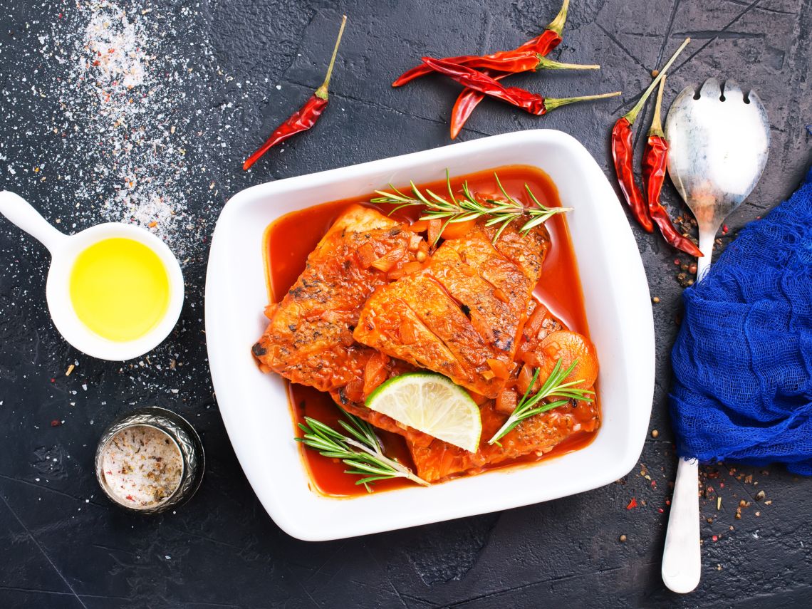 Merluza de pintxo del Cantábrico rellena de setas y gambas a la americana