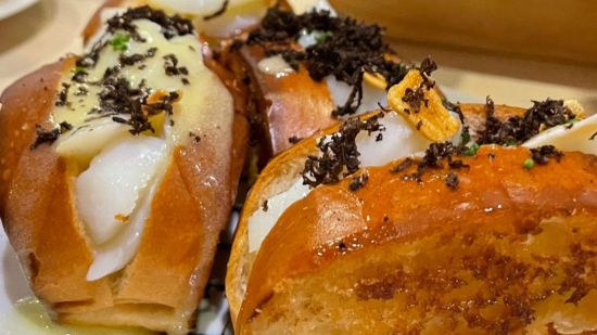 Brioche de bacalao, pil pil y trufa