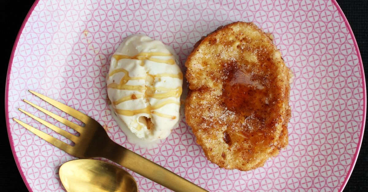 Torrija de Brioche empapada en leche de cítricos caramelizada en azúcar de caña con quenelle de leche merengada