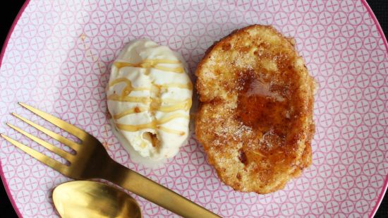 Torrija de Brioche empapada en leche de cítricos caramelizada en azúcar de caña con quenelle de leche merengada