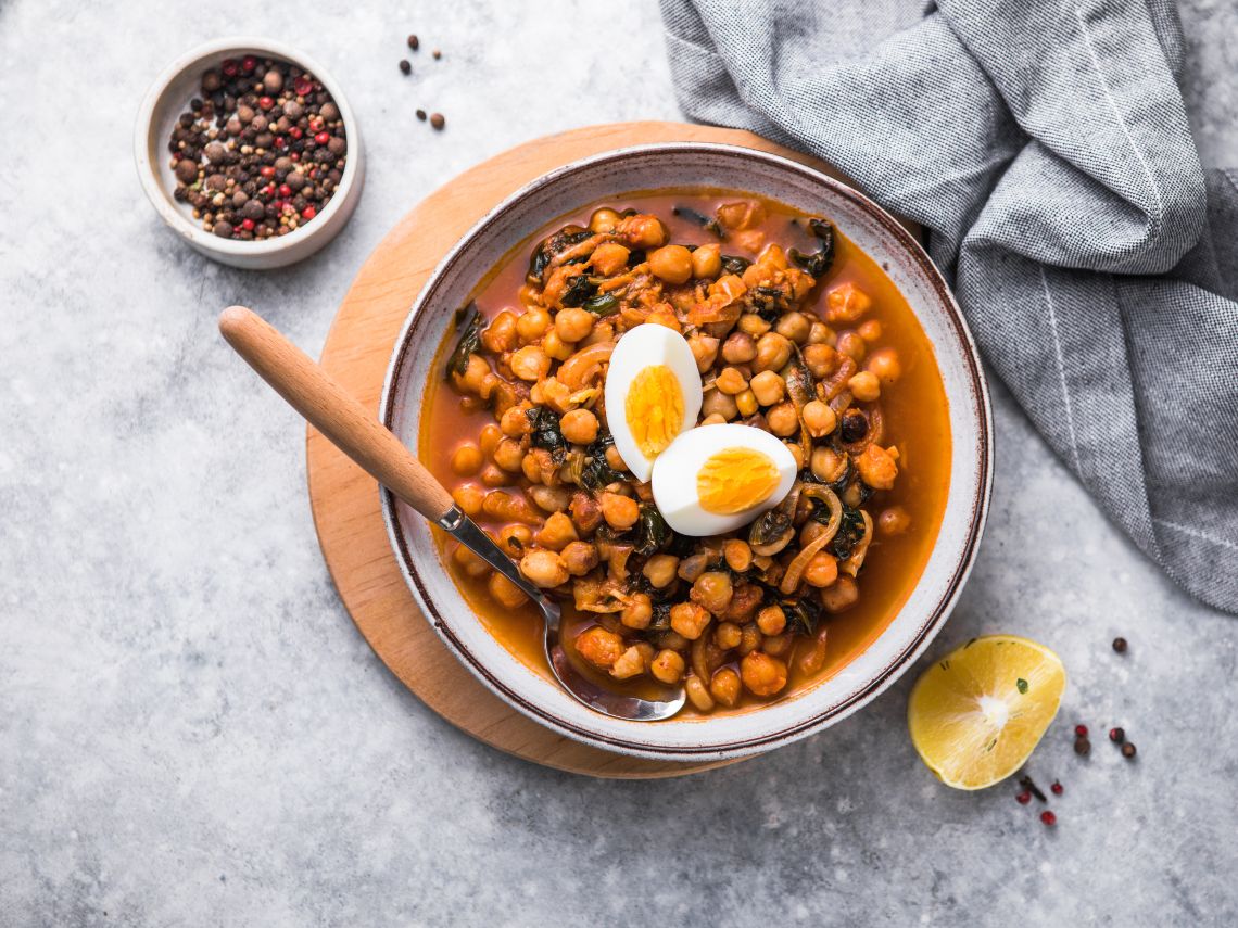 Potaje de garbanzos con delicias de suprema de bacalao y espinacas