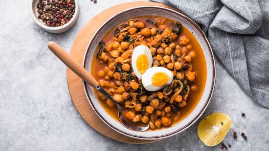 Potaje de garbanzos con delicias de suprema de bacalao y espinacas