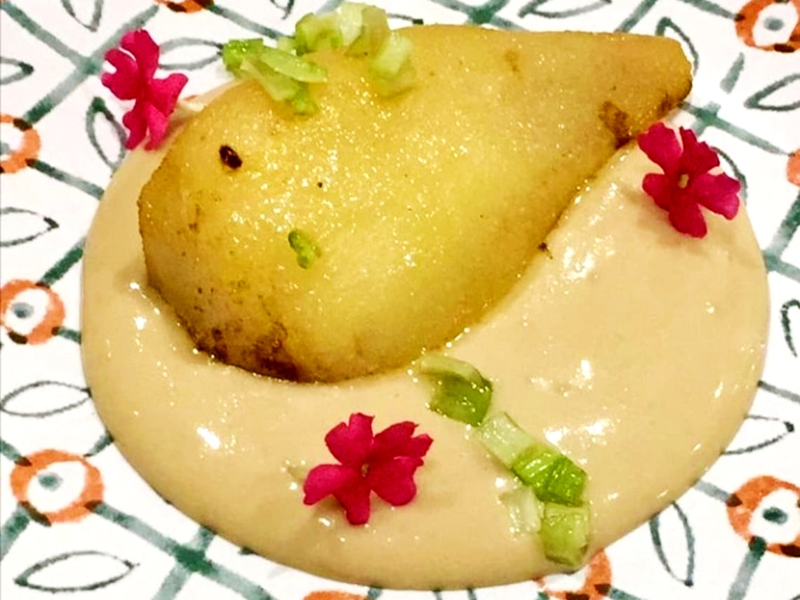 Crema de queso blue stilton, pera confitada y apio