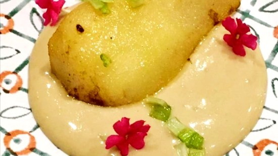 Crema de queso blue stilton, pera confitada y apio