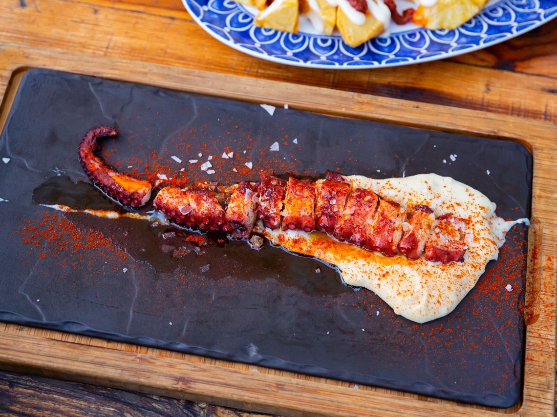 Pulpo a la plancha sobre lecho de patata rota al pimentón y su parmentier natural