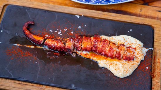 Pulpo a la plancha sobre lecho de patata rota al pimentón y su parmentier natural