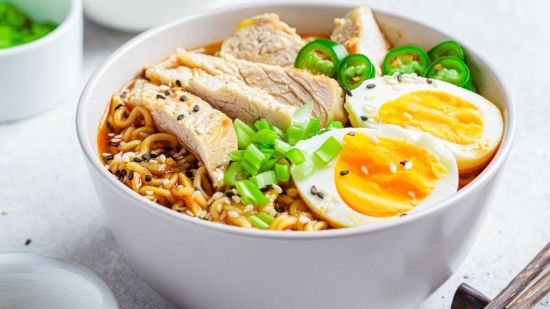 Ramen de pollo y alcachofas