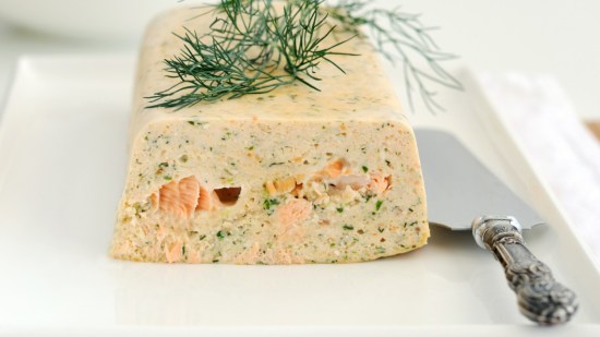 Pudin de Salmón Noruego con muselina de sriracha ligeramente picante