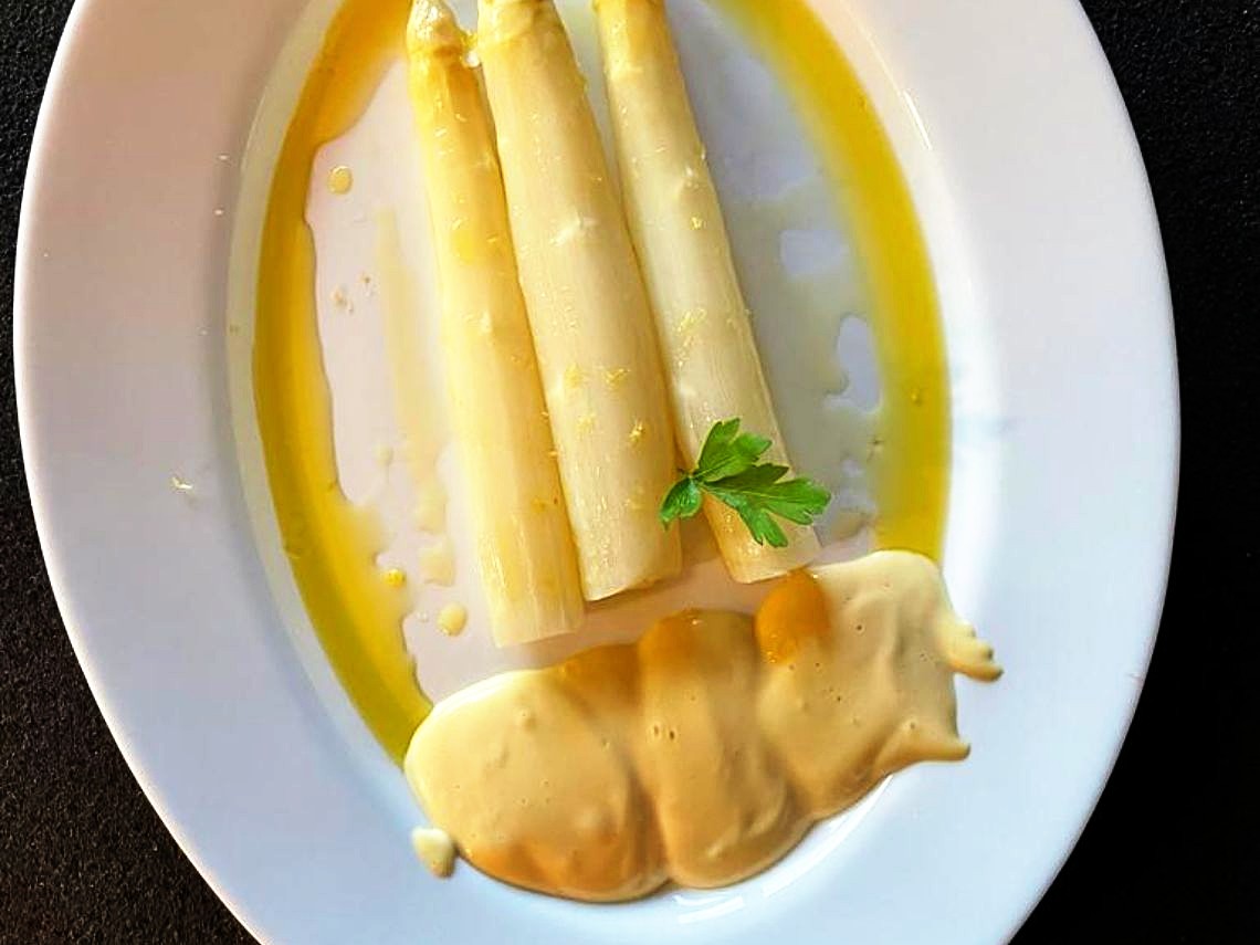 Espárragos blancos cocidos con mayonesa