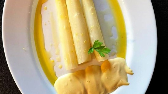 Espárragos blancos cocidos con mayonesa