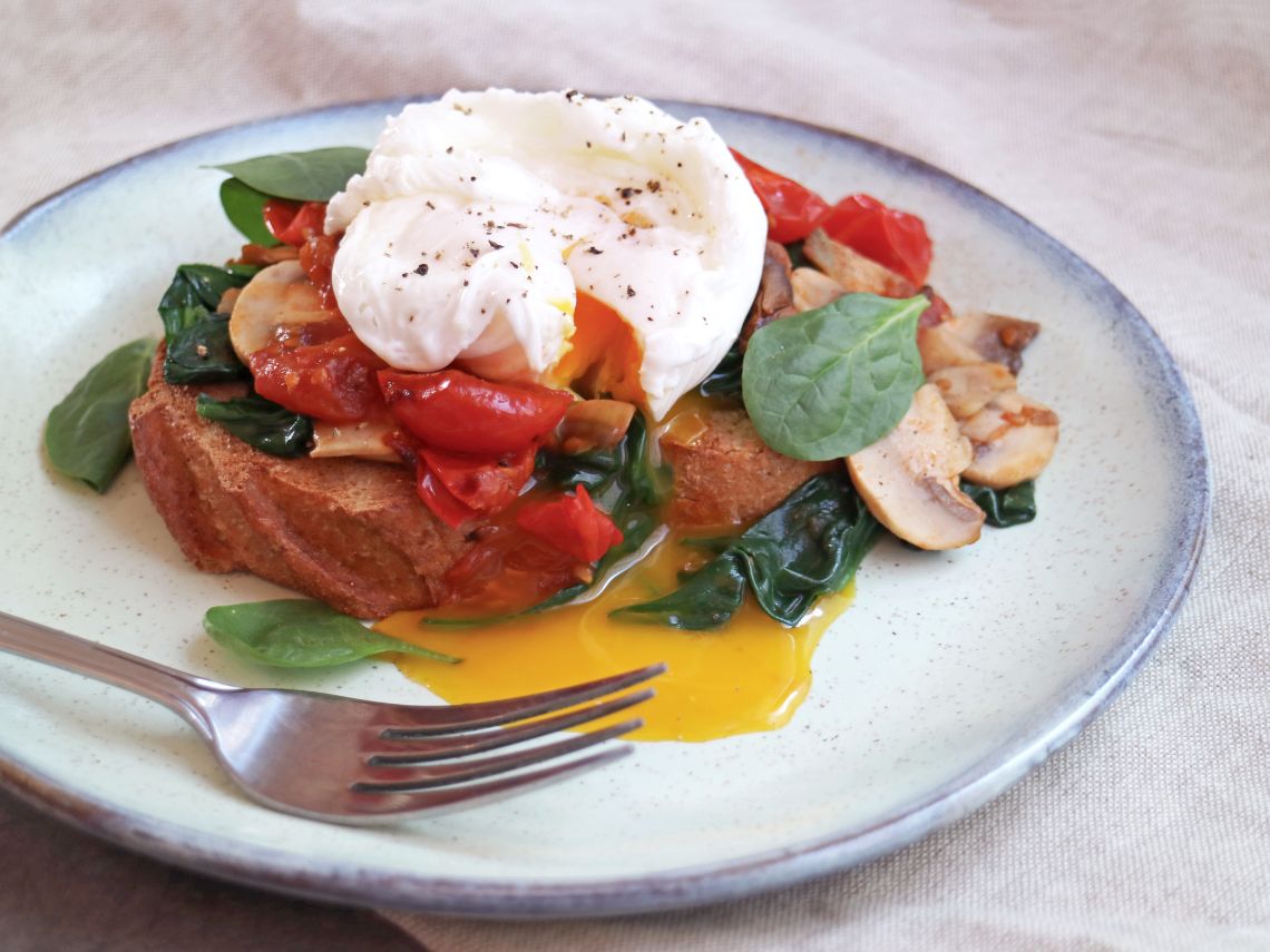 Pisto de verduritas de temporada con costron de brioche y huevo poche en flor
