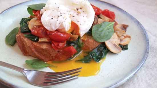 Pisto de verduritas de temporada con costron de brioche y huevo poche en flor