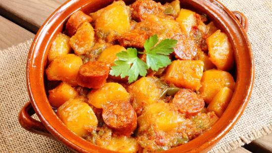 Caldereta de patatas a la riojana con su fondo de choricero y sus piparras
