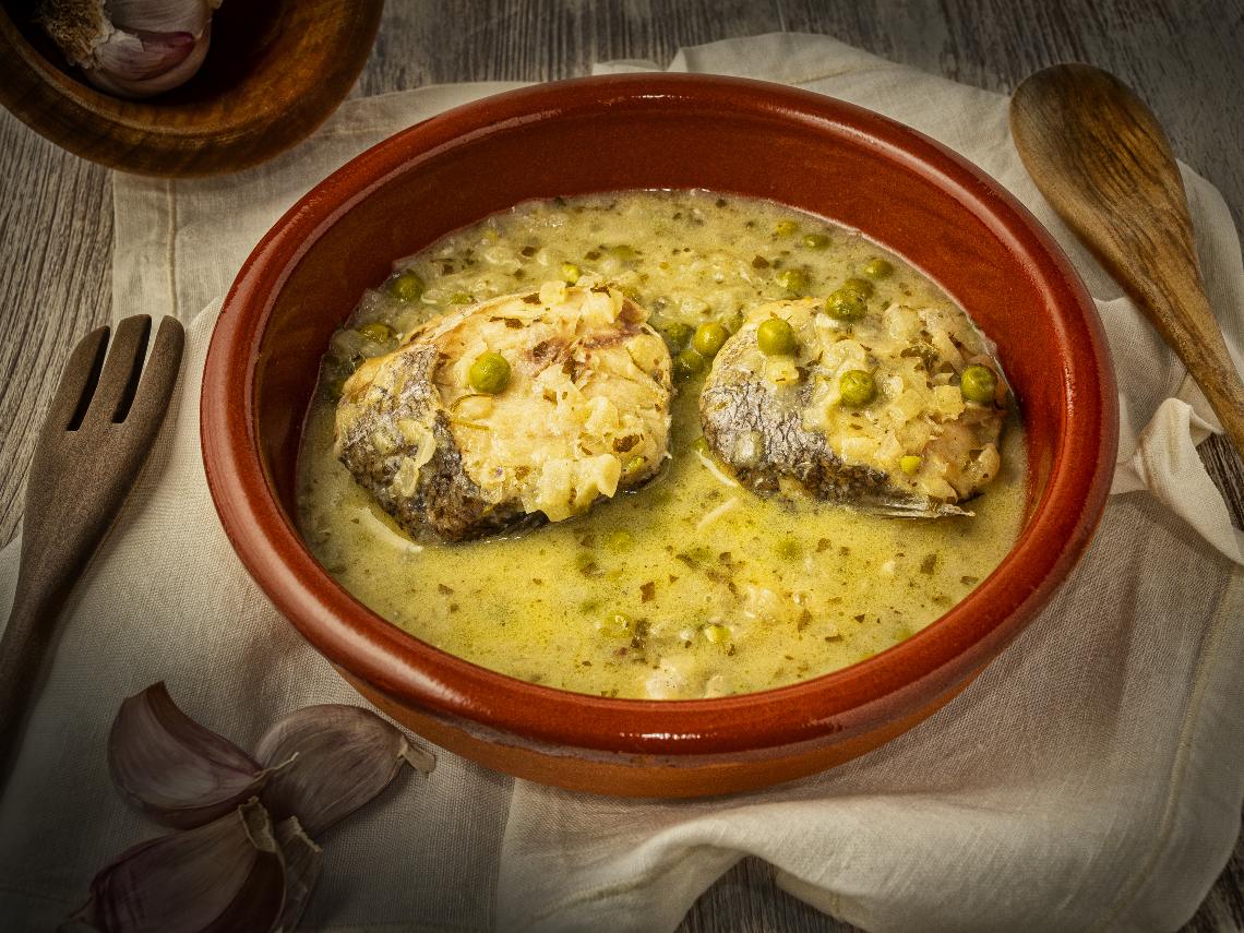 Merluza de pintxo del Cantábrico en salsa verde con guisantes de temporada