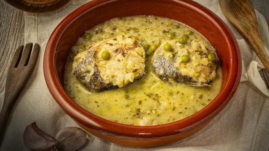 Merluza de pintxo del Cantábrico en salsa verde con guisantes de temporada