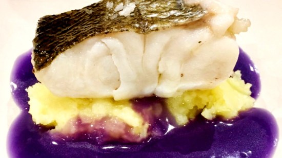 Merluza confitada en jugo de lombarda