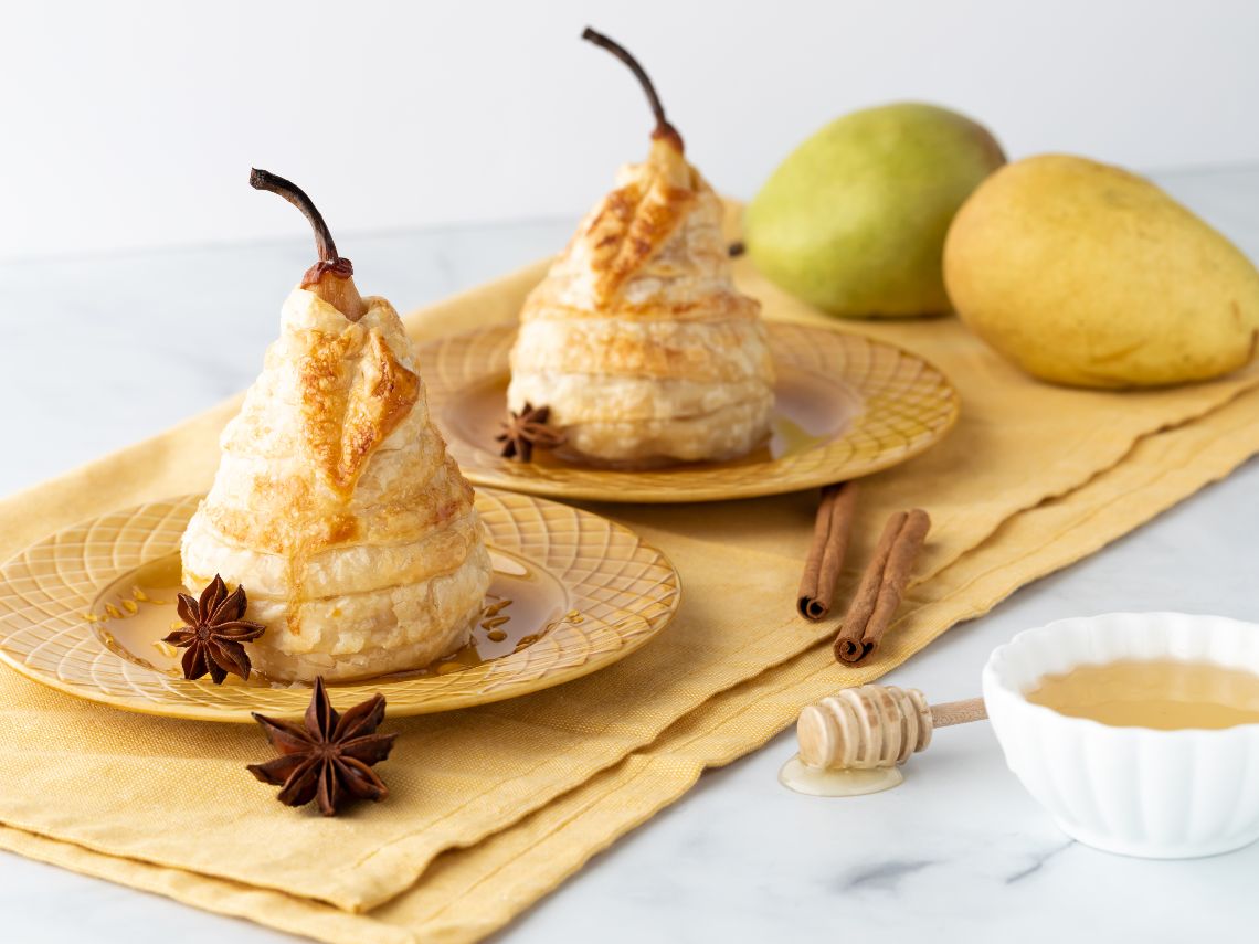 Tarta hojaldrada de crema pastelera y pera confitada con confitura de frutas