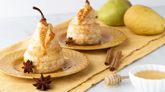 Tarta hojaldrada de crema pastelera y pera confitada con confitura de frutas